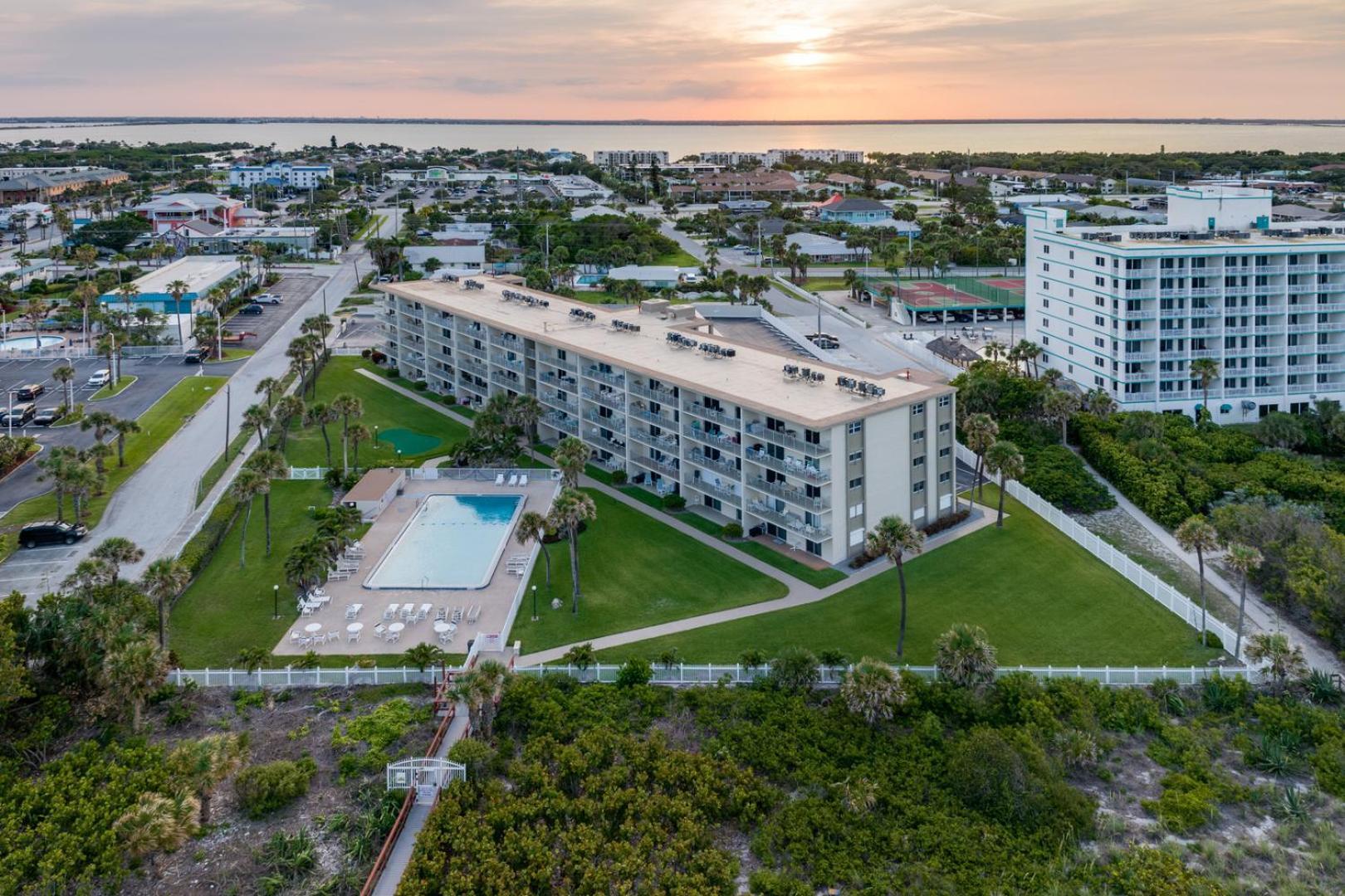 Cocoa Beach Towers Buitenkant foto